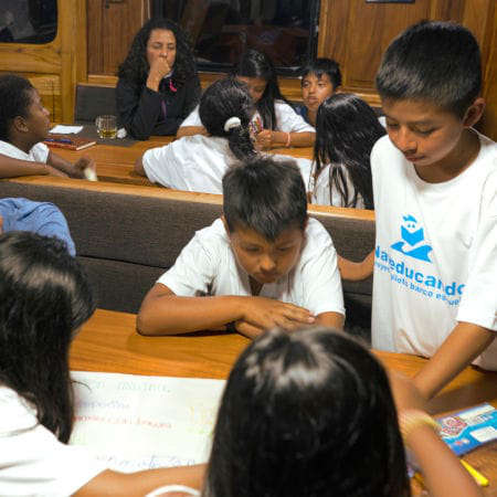 Alumnos de Naveducando estudiando juntos